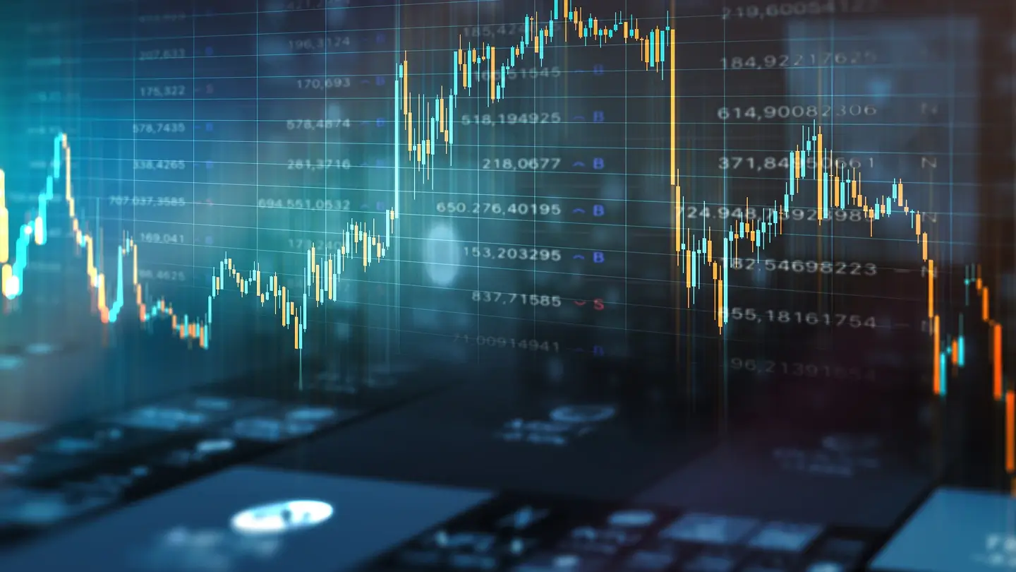Pantalla con gráficos financieros representando fluctuaciones del mercado y análisis bursátil digital.
